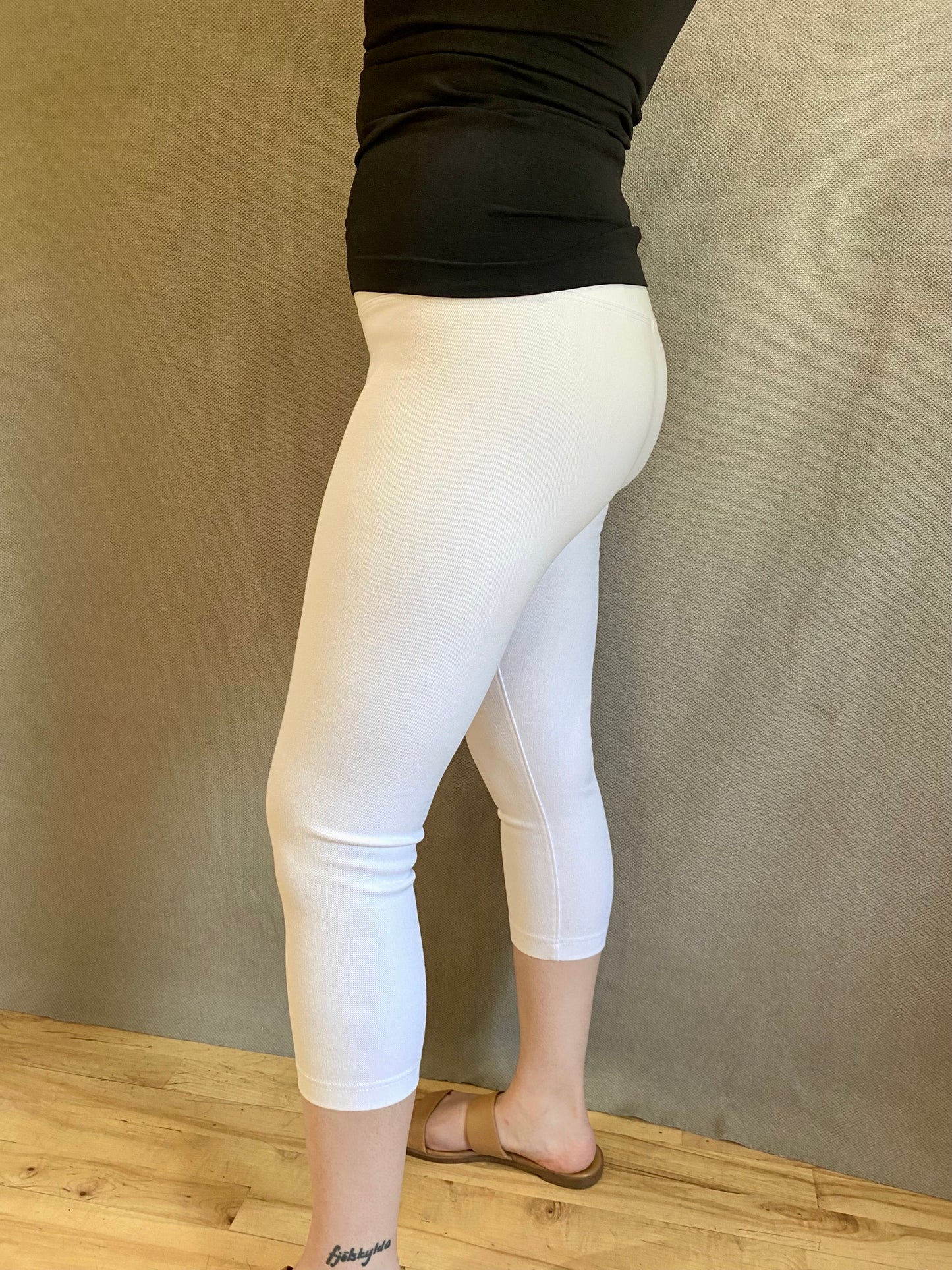Denim Capri Legging in White | Lysse