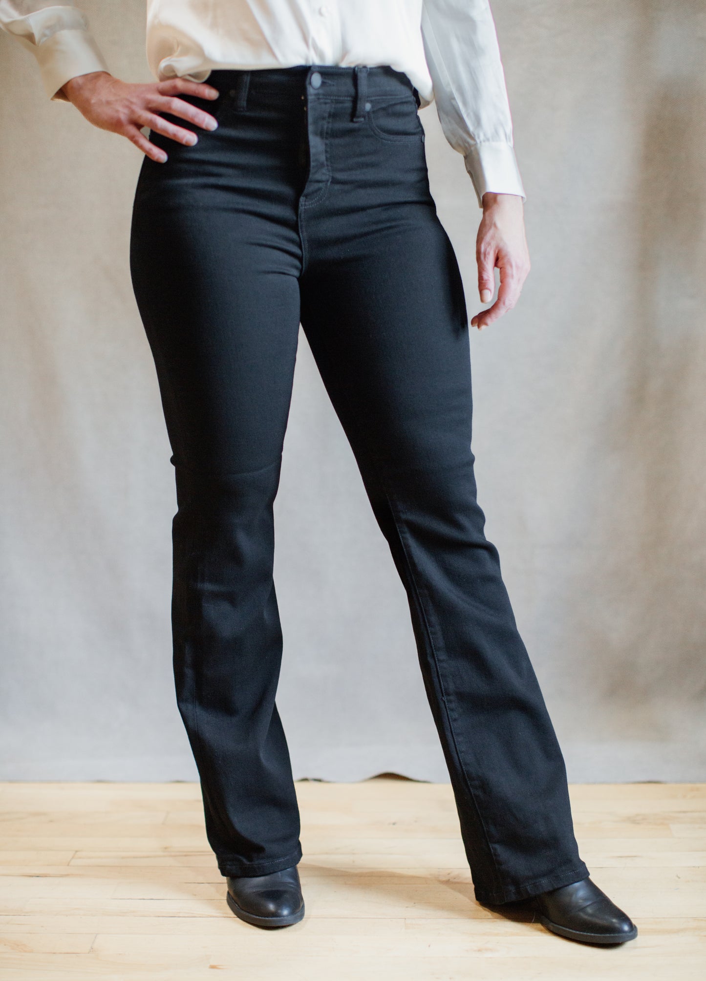 Lucy High Rise Bootcut in Black Rinse | Liverpool