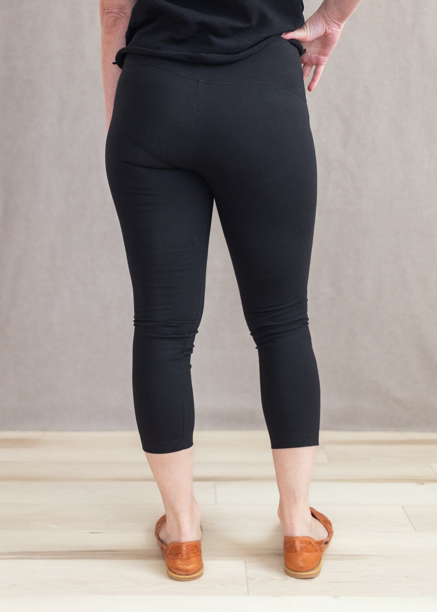 Cotton Capri Legging in Black | Lysse