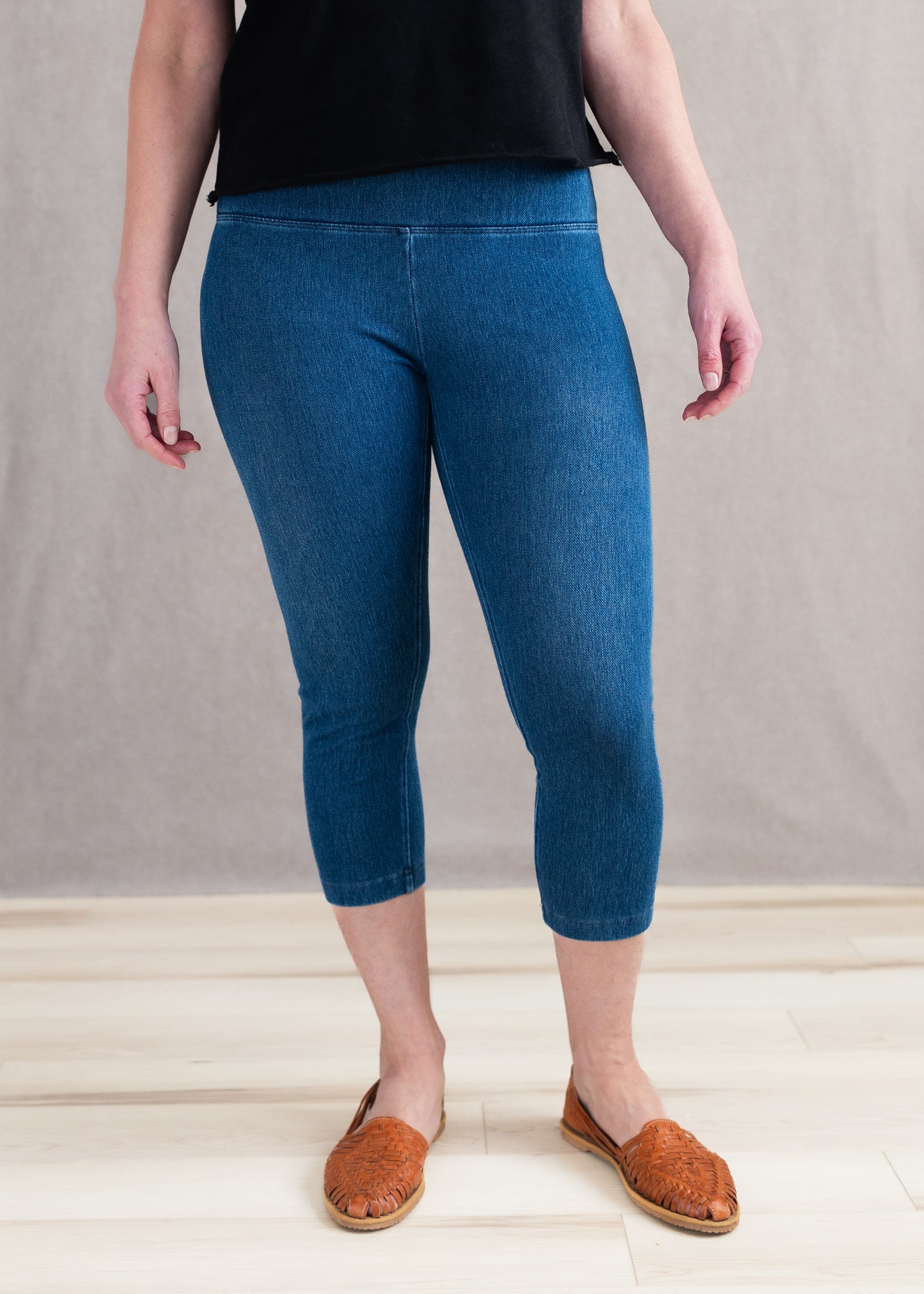 Denim Capri Legging in Mid Wash | Lysse