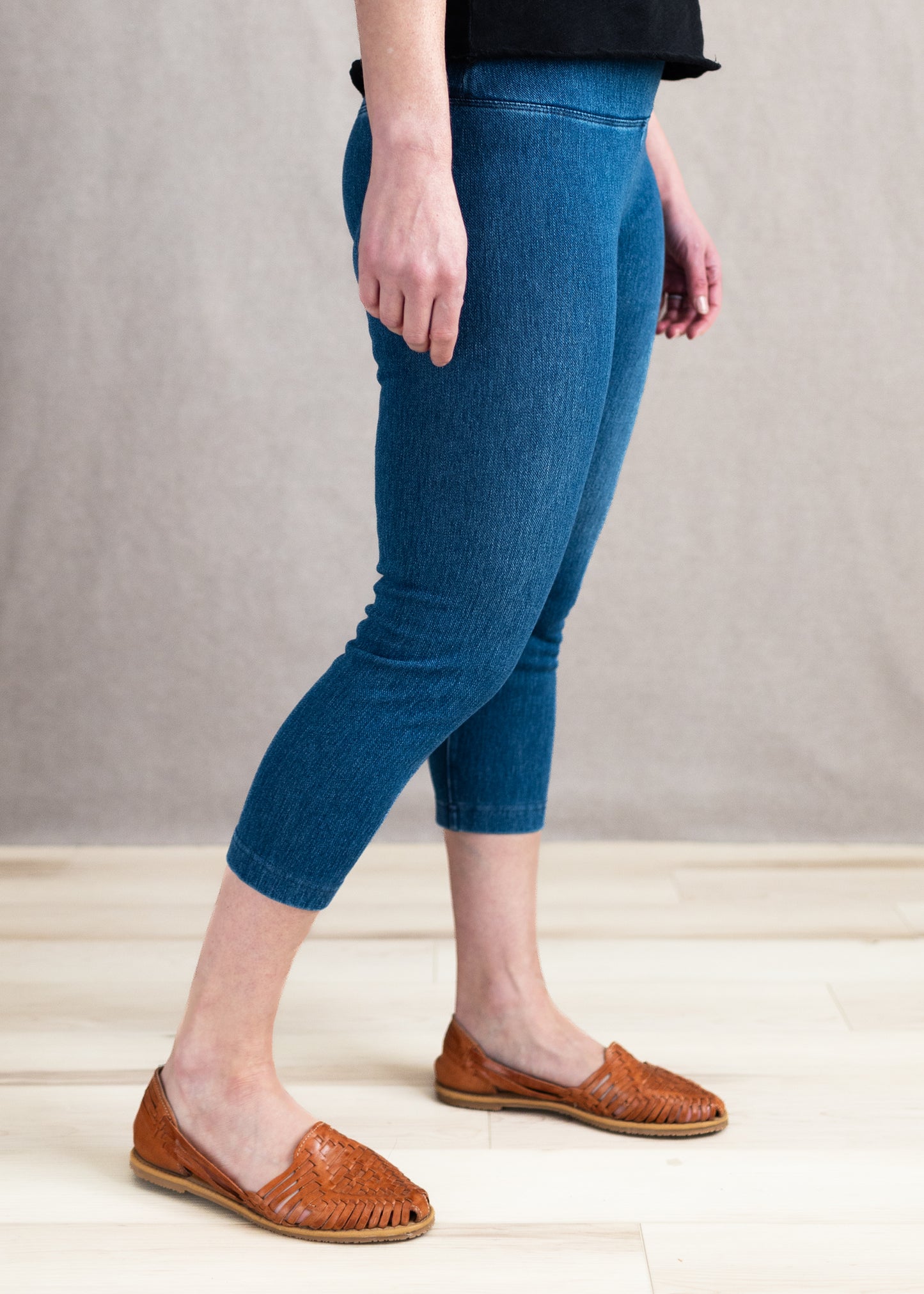 Denim Capri Legging in Mid Wash | Lysse