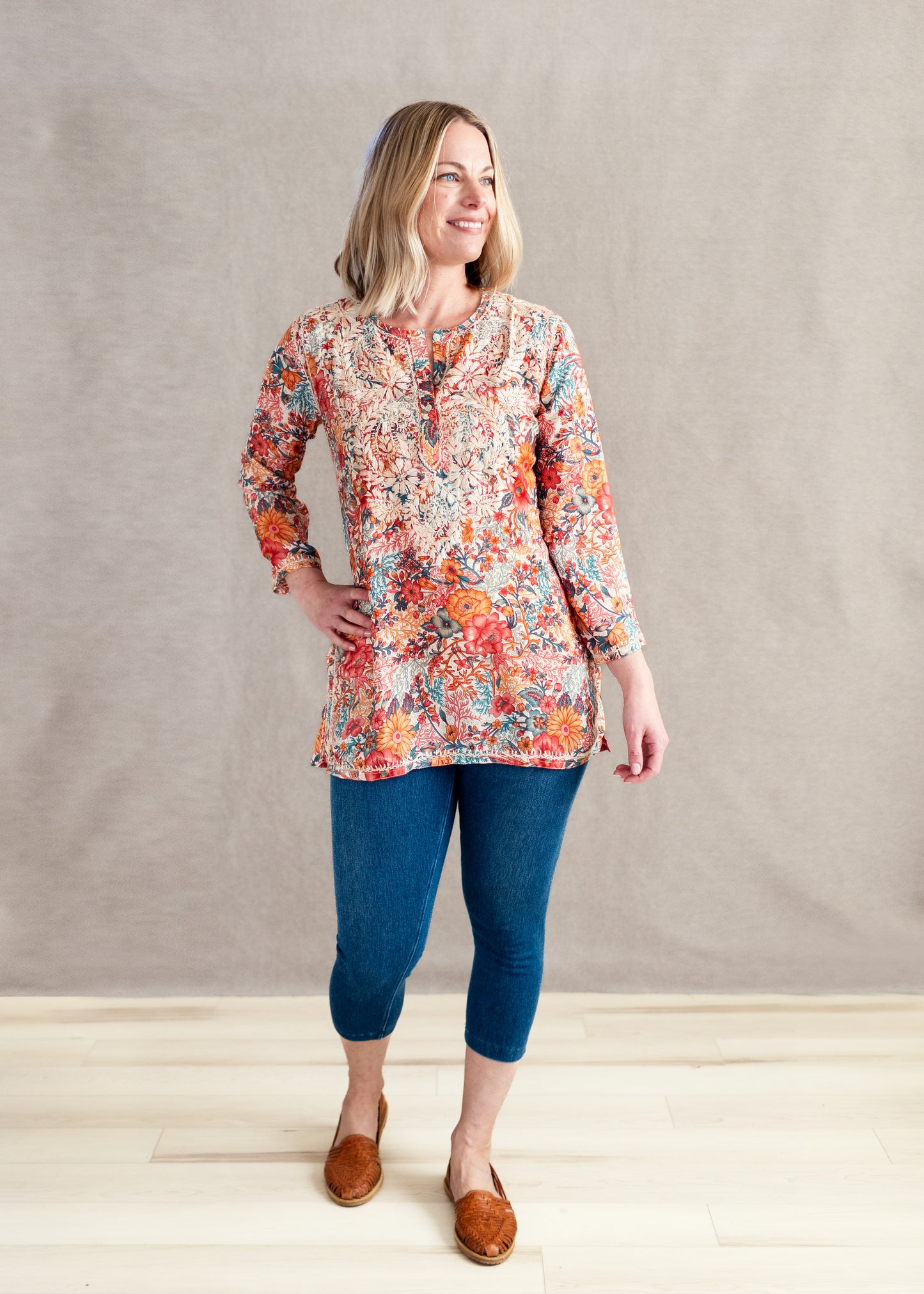 Denim Capri Legging in Mid Wash | Lysse