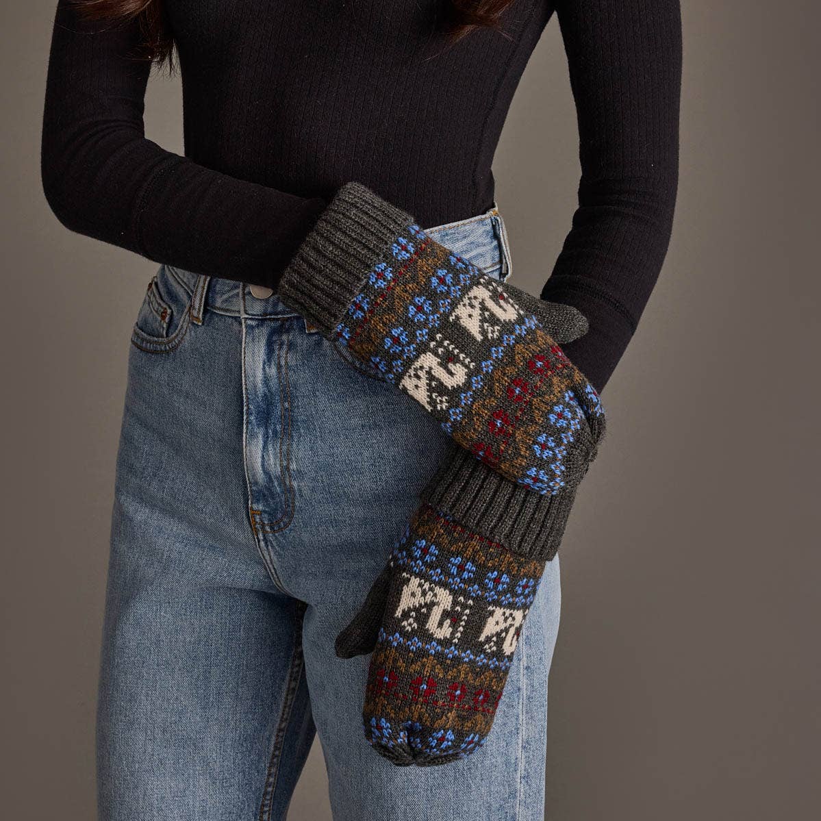 Gray Swan Pattern Mittens