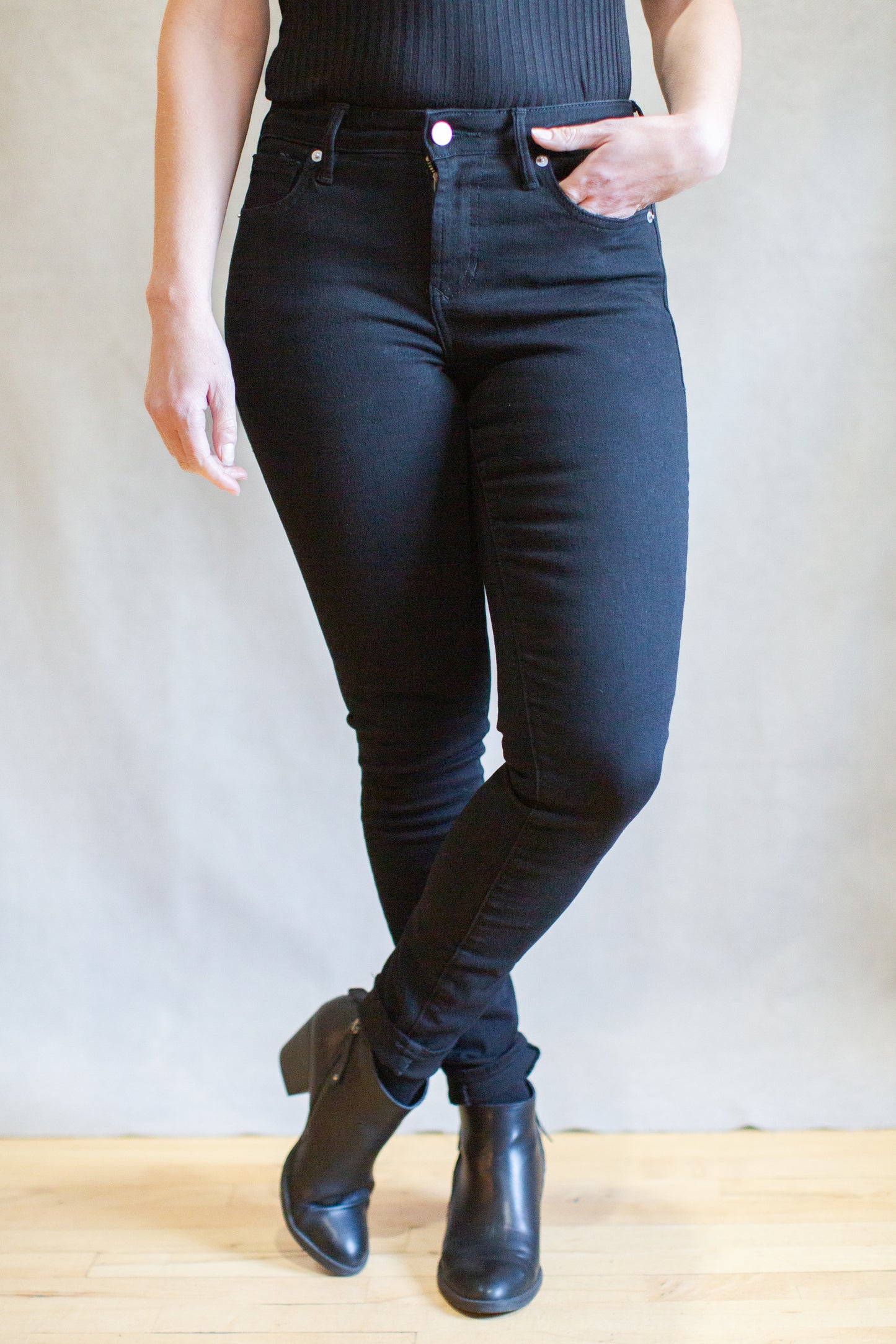 Gisele Skinny Jean in Black Arrow