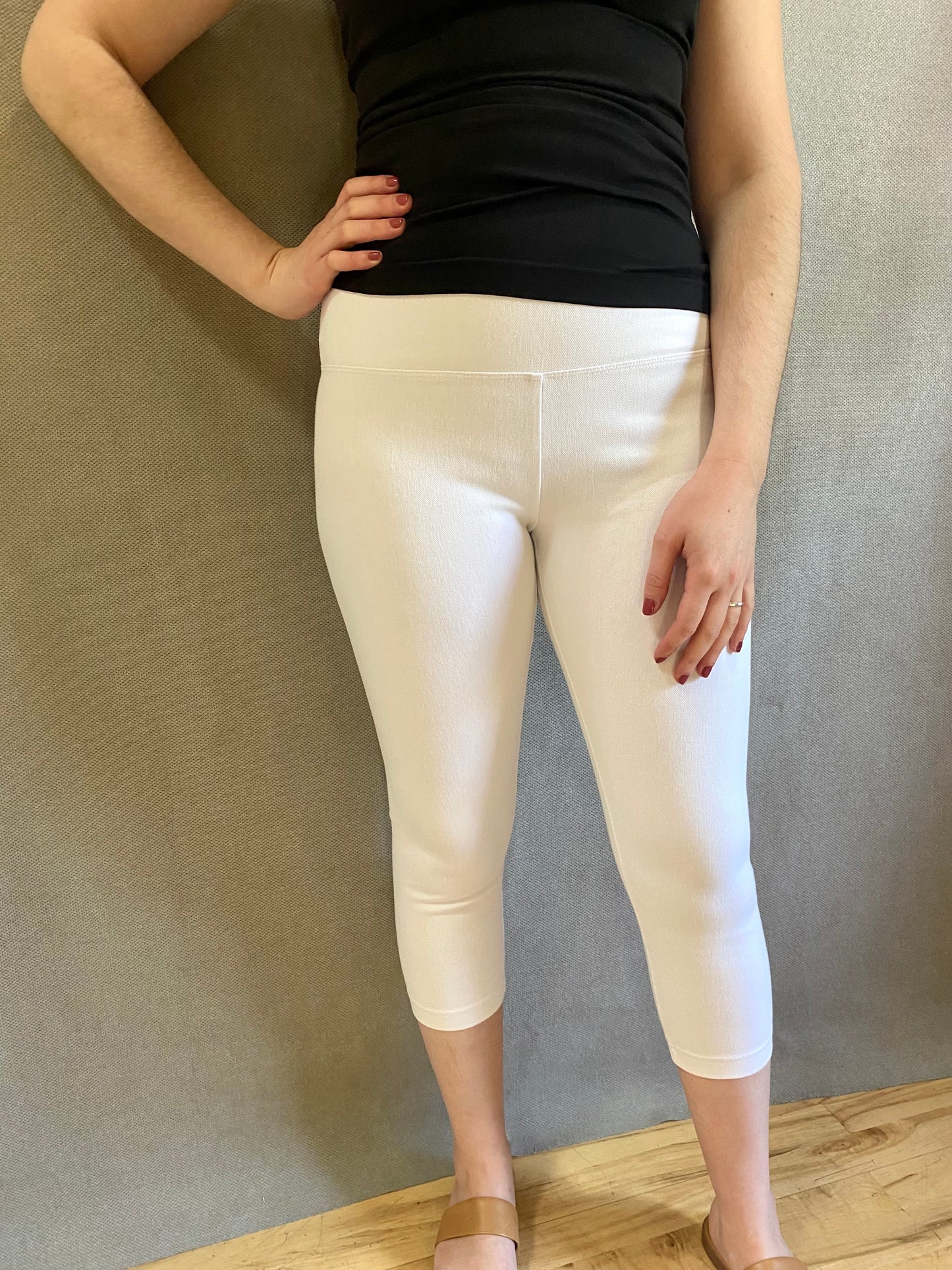 Lysse Denim Capri Legging in White