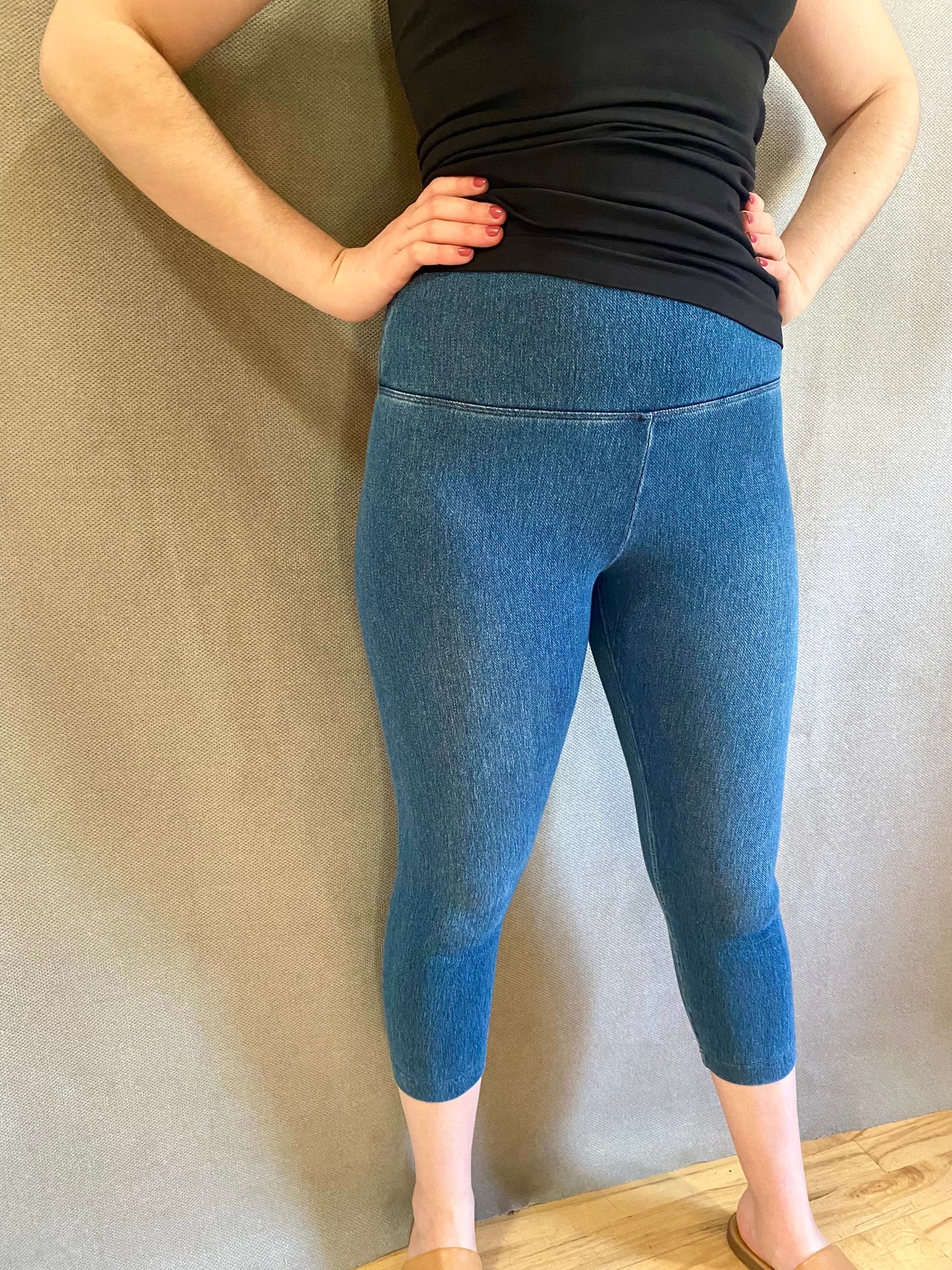 Lysse Denim Capri Legging in Mid Wash