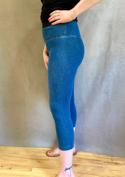 Lysse Denim Capri Legging in Mid Wash