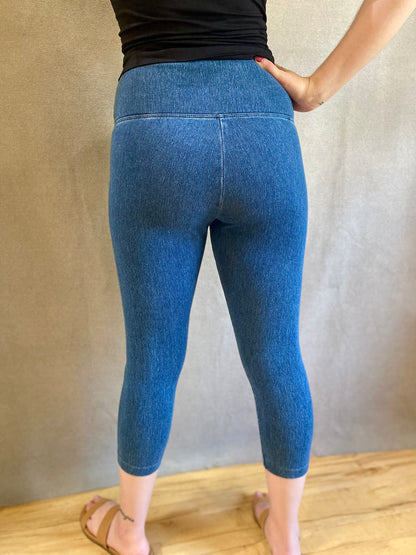 Lysse Denim Capri Legging in Mid Wash