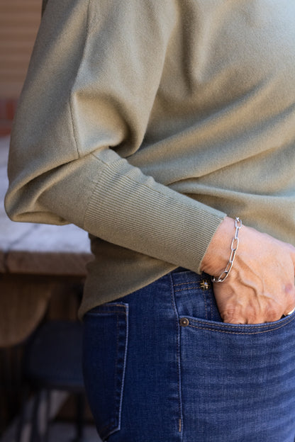 Ryu Thin Sweater in Olive | Kerisma