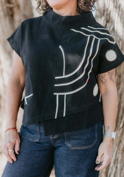 Mockneck Topper in Black & White Abstract | Yaza