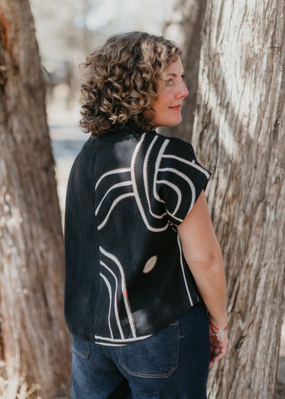 Mockneck Topper in Black & White Abstract | Yaza
